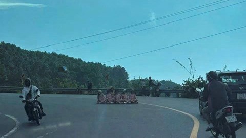 Xác minh hình ảnh nhóm phụ nữ ngồi giữa đường đèo Hải Vân chụp ảnh