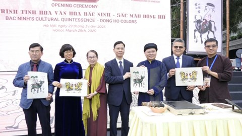 Kết nối nghệ thuật làm tranh Đông Hồ với du khách trong và ngoài nước