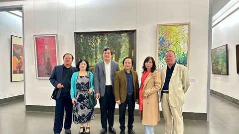 Triển lãm “Tháng Mười” – nơi gặp gỡ ba thế hệ giảng viên Mỹ thuật ứng dụng