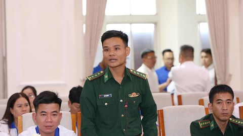 Lãnh đạo Bộ GD&ĐT lắng nghe thầy cô chia sẻ về công tác giáo dục ở vùng cao