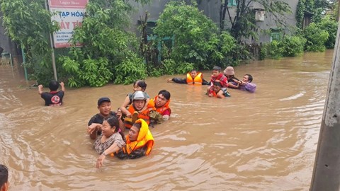 Thành ủy Hà Nội đề nghị xây dựng kế hoạch hỗ trợ các tỉnh bị ảnh hưởng mưa lũ