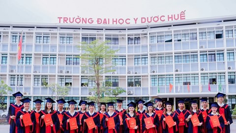Trao tặng học bổng gần 5 tỉ đồng cho sinh viên ngành Y các tỉnh miền Trung 