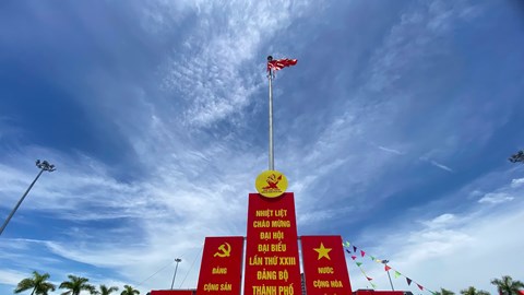 Phố phường rực rỡ sắc cờ hoa chào mừng Đại hội XXIII Đảng bộ thành phố