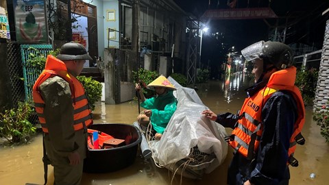 Mưa lớn kéo dài, nhiều vùng ngập sâu, sạt lở, bị cô lập