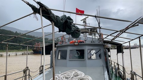 Tàu Biên phòng hỗ trợ đưa bệnh nhân từ xã đảo Tân Hiệp vào đất liền cấp cứu