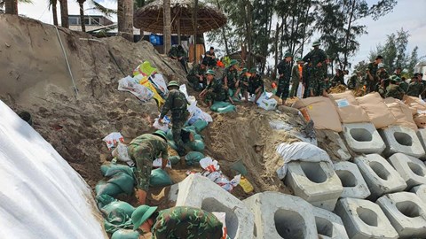Khẩn trương khắc phục sạt lở bờ biển trước khi bão số 13 đổ bộ