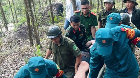 Công an cùng người dân băng rừng, giải cứu du khách người Đức gặp nạn