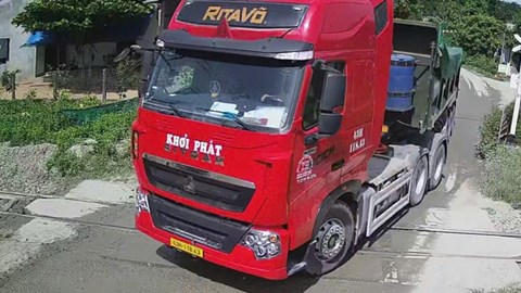 Xe tải nối đuôi vượt ẩu, tông gãy cần chắn đường sắt ở Quảng Ngãi