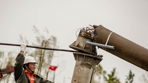 Quảng Tri: Hàng loạt cột điện đổ gãy sau bão số 10