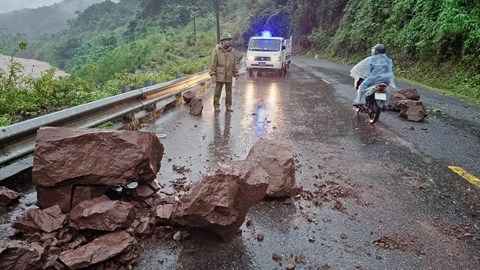 Một người mất tích, nhiều khu vực bị chia cắt do nước lũ