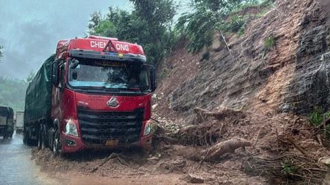 Nhiều khu vực ngập sâu, sạt lở, giao thông chia cắt do mưa lũ