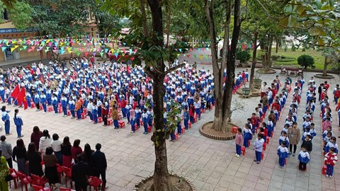 Sân trường ấm lên từ vòng tay hướng về vùng lũ