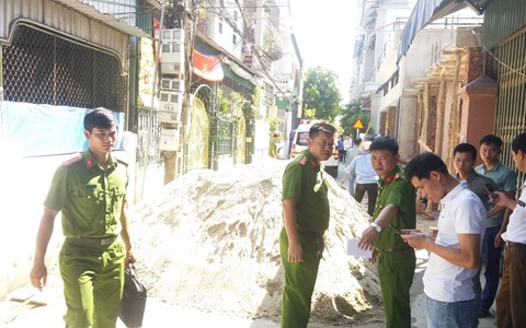 Chồng cứa cổ vợ rồi mổ bụng tự tử - Anh 1