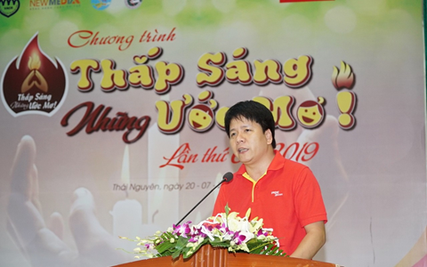 Hàng ngàn em nhỏ miền núi phía Bắc nhận quà, học bổng 