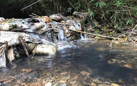 Vụ đổ dầu thải vào nguồn nước sông Đà: “Kẻ chủ mưu” từng bị xử tội đốt xe, đánh người - Anh 3