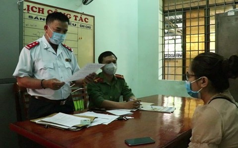 Phạt 10 triệu đồng cô gái quảng cáo thuốc kháng sinh virus Covid-19 - Anh 1