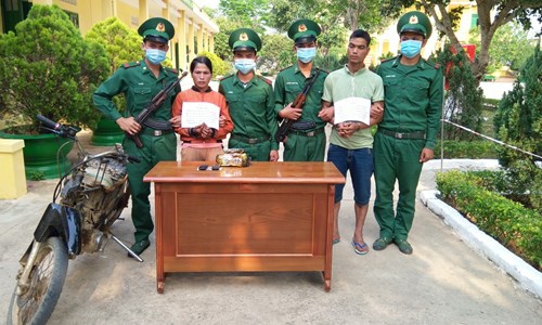 Bắt 2 đối tượng vận chuyển 1kg ma túy đá - Anh 1