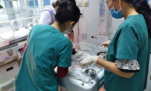 Thương lắm, bé sơ sinh bị bỏ rơi dọc đường Quốc lộ 1A - Anh 1