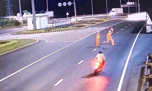 Truy tìm thanh niên cố tình chạy xe máy vào hầm đường bộ Hải Vân - Anh 2
