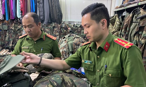 Huế: Thu giữ hàng trăm bộ quần áo rằn ri có tem nhãn của nước ngoài - Anh 1
