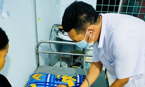 Tìm cha mẹ của cháu bé bốn tháng tuổi bị bỏ rơi bên vệ đường - Anh 1