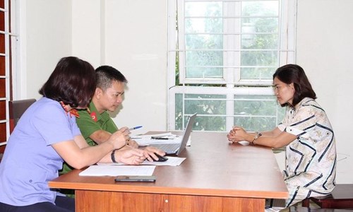 Tạm giữ nữ thầy bói lừa đảo “cắt vía âm” chiếm đoạt hơn 1,6 tỉ đồng - Anh 1