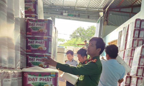 Phát hiện cơ sở sản xuất giấy vệ sinh giả các nhãn hiệu với số lượng lớn - Anh 1
