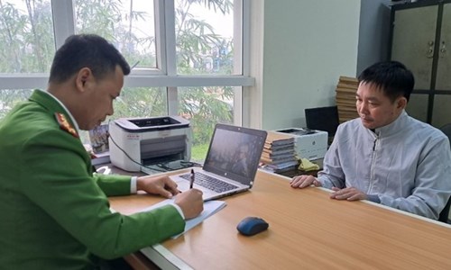 Bắt giữ đối tượng giả danh phóng viên lừa đảo chiếm đoạt 5 tỉ đồng - Anh 1