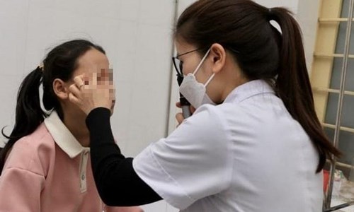 Tự chế pháo, bé gái 11 tuổi bị bỏng hai mắt - Anh 1