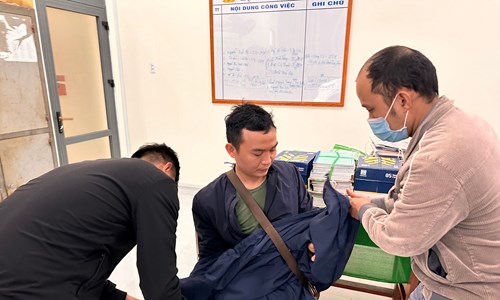 Triệt phá thành công chuyên án tàng trữ, mua bán súng quân dụng trái phép trên không gian mạng - Anh 1