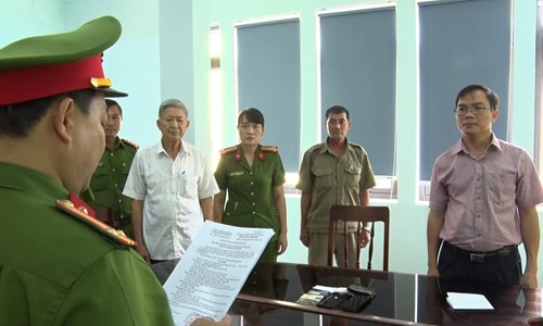Bắt 2 cán bộ thuộc Ban Quản lý KKT Dung Quất và các KCN Quảng Ngãi - Anh 2
