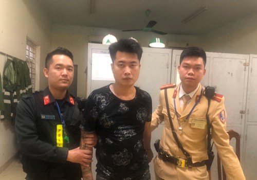 Bắt đối tượng xăm trổ, tàng trữ 20 gam ma túy đá - Anh 1