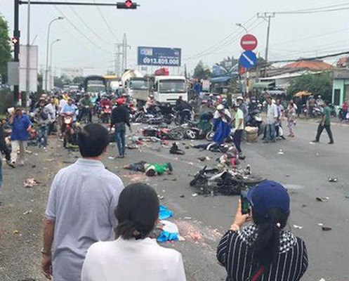 Long An: Dừng đèn đỏ, xe container tông hơn 20 xe máy, gần 30 người thương vong - Anh 1