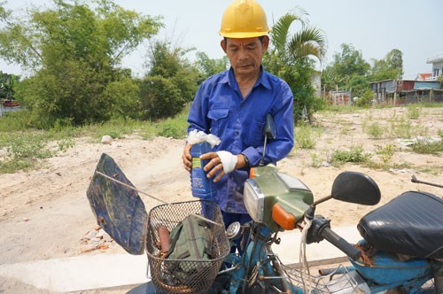 Hơn 20 năm tình nguyện “vá đường” cho dân - Anh 2