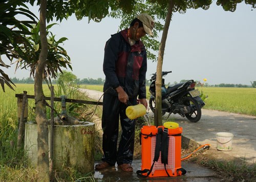 Hơn 20 năm tình nguyện “vá đường” cho dân - Anh 1