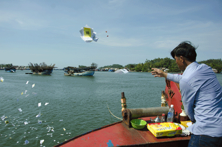 Tàu cá thần rời bến - Anh 1