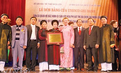 Những “Đại sứ” của Áo Dài Việt - Anh 1