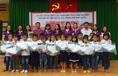 Trường tiểu học Đông Vệ 2 (Thanh Hóa): Trao tặng 320 suất quà cho học sinh vùng lũ - Anh 1