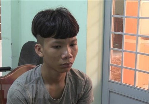 Mâu thuẫn trong lúc nhậu, phóng dao bấm trúng ngực bạn - Anh 1