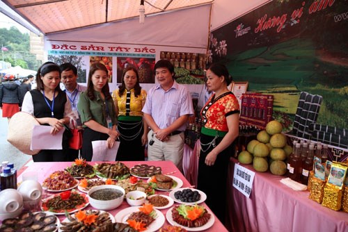 Gian hàng của Sở Du lịch Hà Nội đoạt giải nhất tại Liên hoan ẩm thực Tây Bắc 2017 - Anh 1