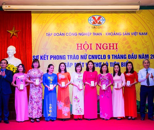 Hội nghị sơ kết phong trào nữ công nhân viên chức lao động 9 tháng đầu năm 2018 - Anh 2