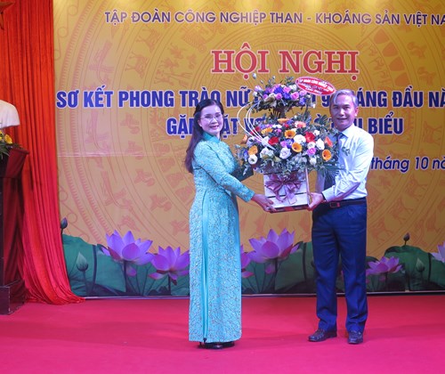 Hội nghị sơ kết phong trào nữ công nhân viên chức lao động 9 tháng đầu năm 2018 - Anh 3