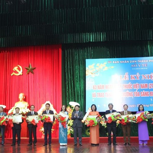 Trao tặng giải thưởng “Tỏa sáng Blouse trắng” cho 20 bác sĩ tiêu biểu - Anh 1
