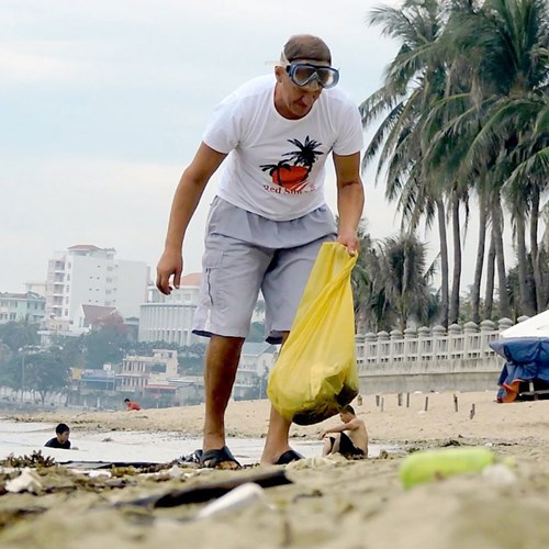 Những du khách đặc biệt trên bãi biển Nha Trang - Anh 3