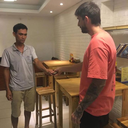 VỤ DU KHÁCH BỊ TRẢ LẠI BẰNG TIỀN “ÂM PHỦ”: Trả lại tiền cho du khách người Tây Ban Nha - Anh 1