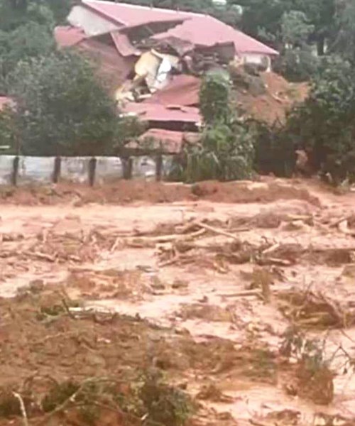 Quảng Trị: Sạt lở núi, hàng chục cán bộ, chiến sĩ bị vùi lấp - Anh 1