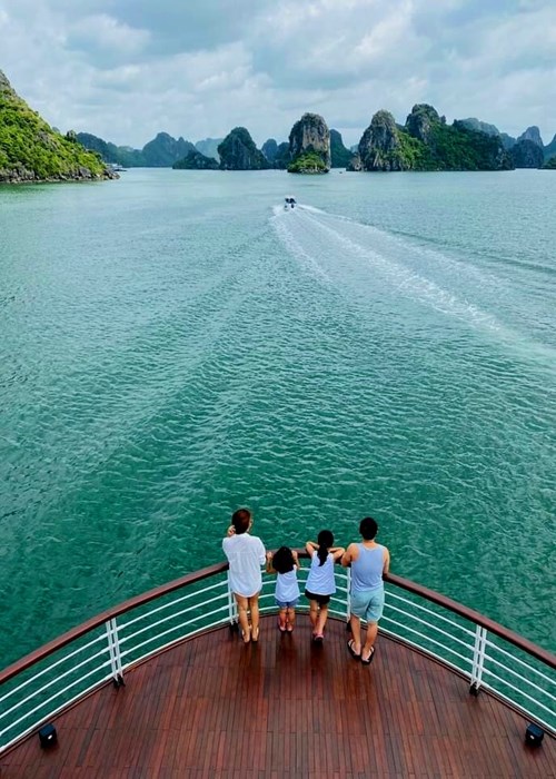 Đối tượng nào không được miễn, giảm phí tham quan vịnh Hạ Long và vịnh Bái Tử Long? - Anh 2