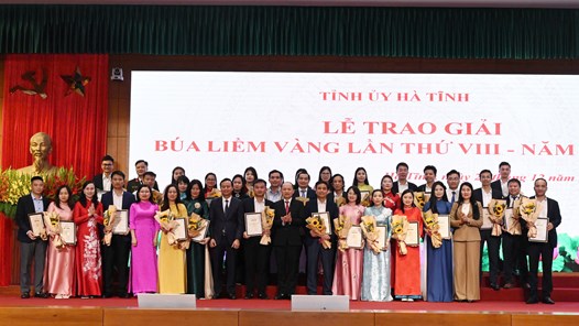 Vinh danh 27 tác phẩm xuất sắc Giải Búa liềm vàng Hà Tĩnh 2025