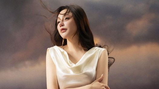 Hồ Quỳnh Hương trở lại đường đua album với “Khi em hát”