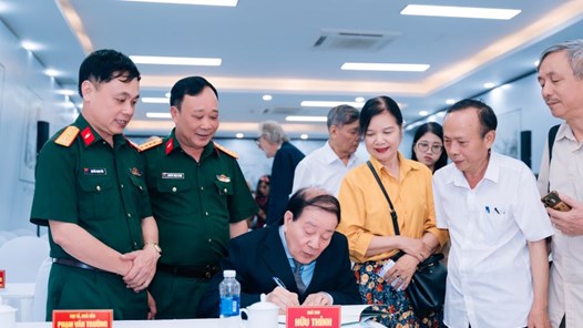Nhà thơ Hữu Thỉnh ra mắt tiểu thuyết “Thép dưới cỏ”, tái hiện trận đánh Làng Vây bằng góc nhìn văn học